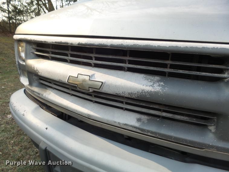 image for item DC7473 2002 Chevrolet Express 3500 Extended van