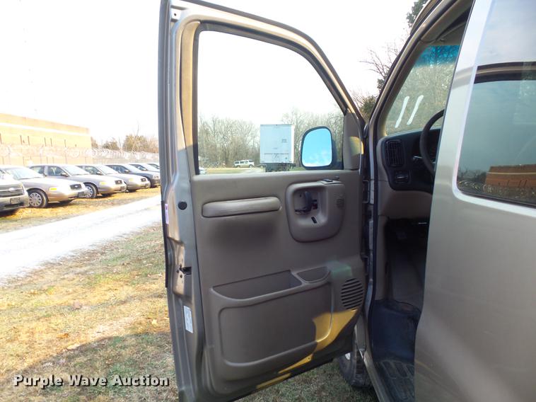 image for item DC7473 2002 Chevrolet Express 3500 Extended van