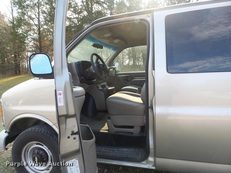 image for item DC7473 2002 Chevrolet Express 3500 Extended van