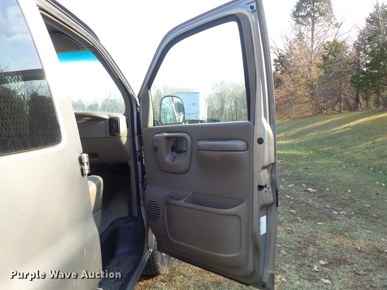image for item DC7473 2002 Chevrolet Express 3500 Extended van