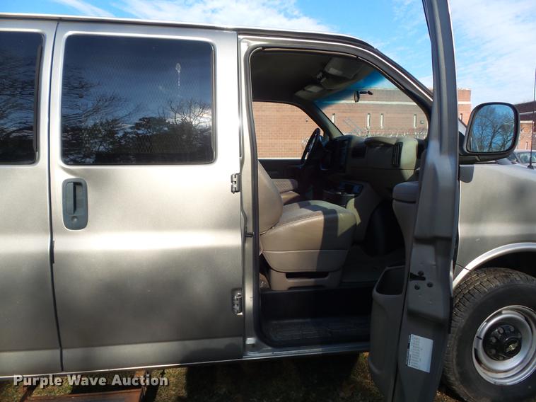 image for item DC7473 2002 Chevrolet Express 3500 Extended van