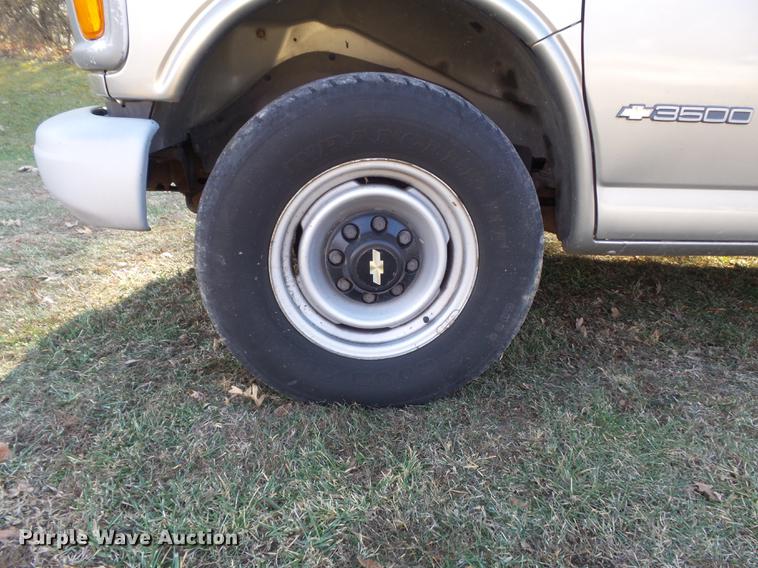 image for item DC7473 2002 Chevrolet Express 3500 Extended van