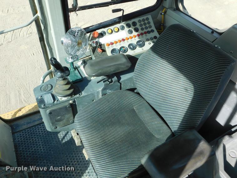 image for item DC8463 2005 John Deere 755C Series II track loader