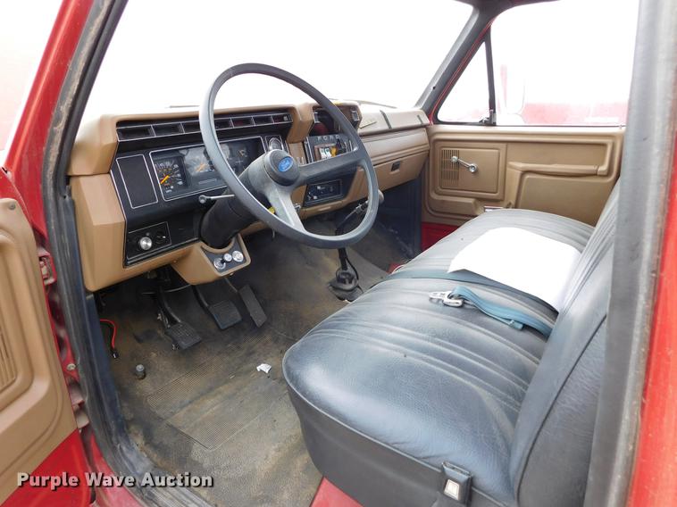 image for item DC8464 1986 Ford F700 fire truck