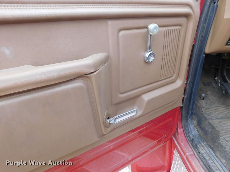 image for item DC8464 1986 Ford F700 fire truck