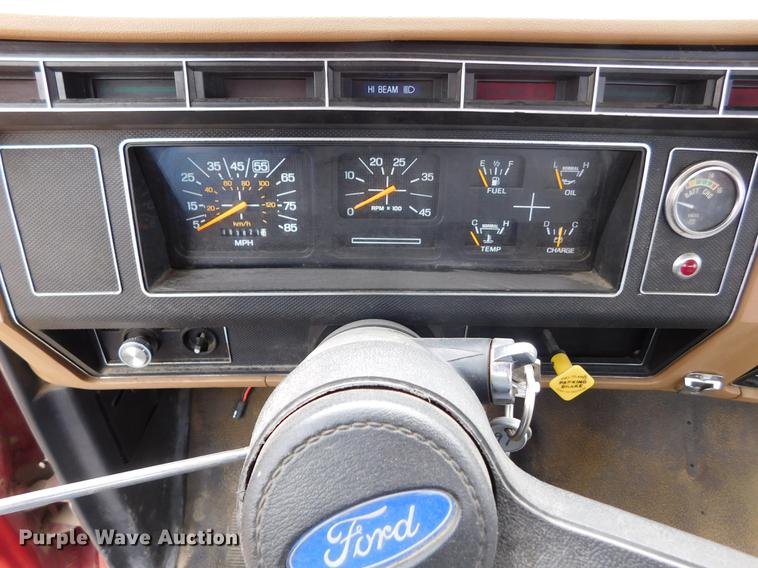 image for item DC8464 1986 Ford F700 fire truck