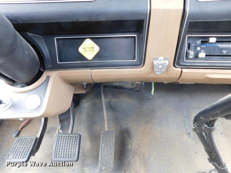 image for item DC8464 1986 Ford F700 fire truck