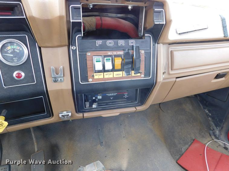 image for item DC8464 1986 Ford F700 fire truck