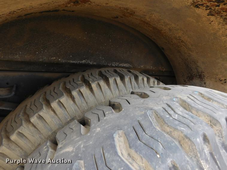 image for item DC8464 1986 Ford F700 fire truck