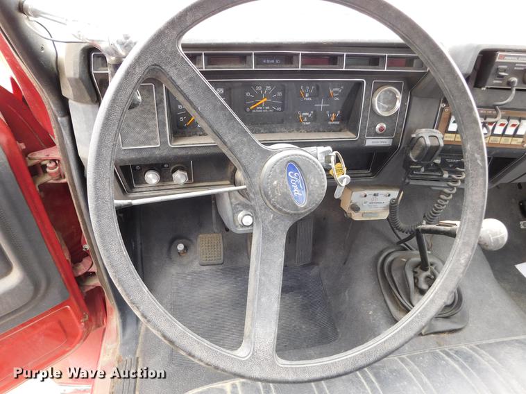 image for item DC8465 1991 Ford F800 fire truck