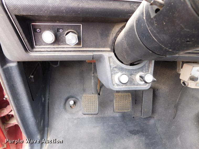 image for item DC8465 1991 Ford F800 fire truck