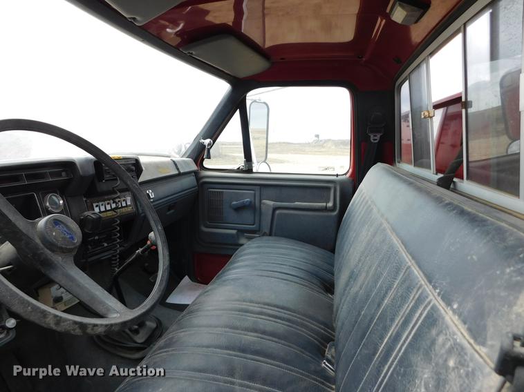 image for item DC8465 1991 Ford F800 fire truck