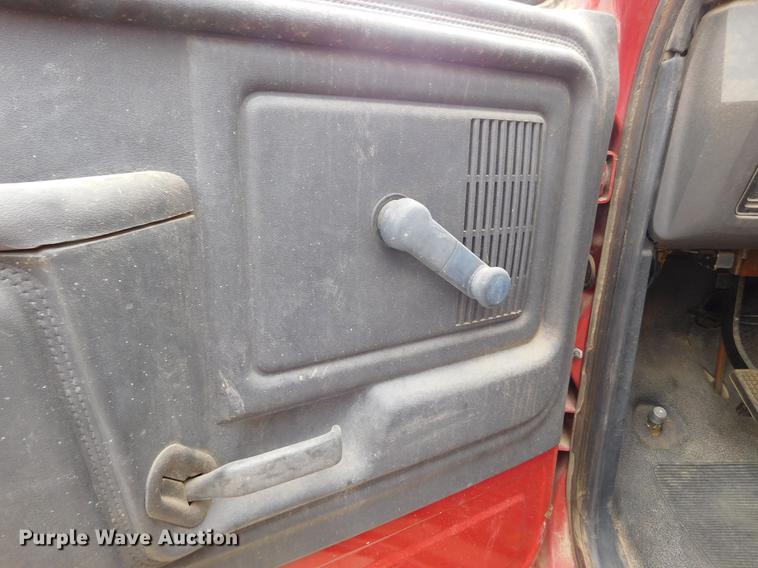 image for item DC8465 1991 Ford F800 fire truck