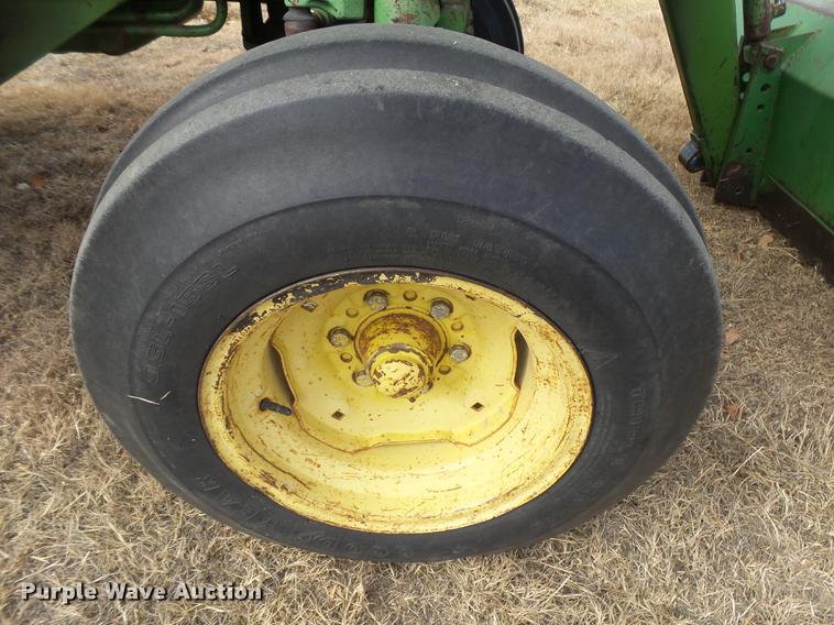 image for item DC8495 1979 John Deere 2440 tractor