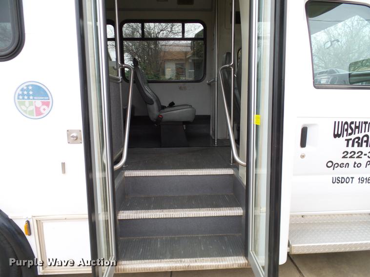 image for item DD1441 2009 Ford E350 Super Duty shuttle bus
