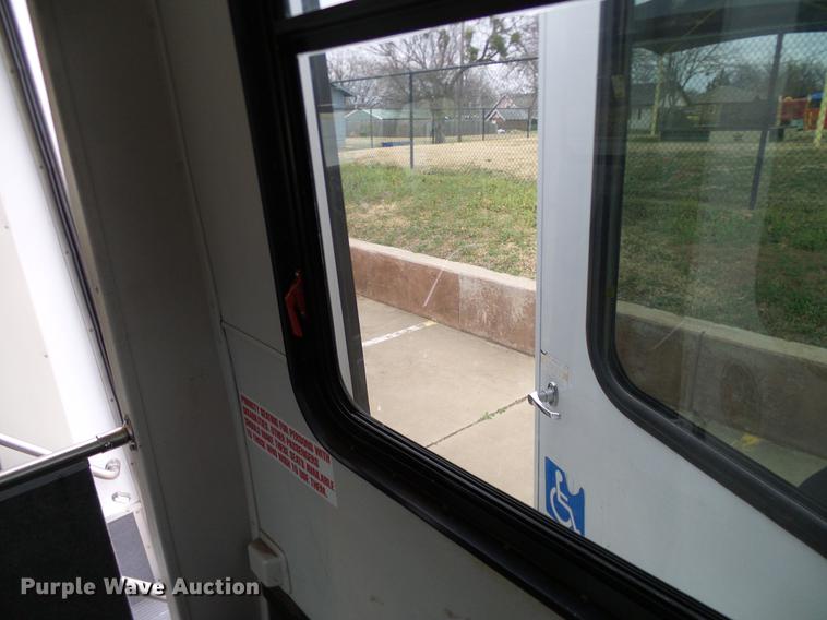 image for item DD1441 2009 Ford E350 Super Duty shuttle bus