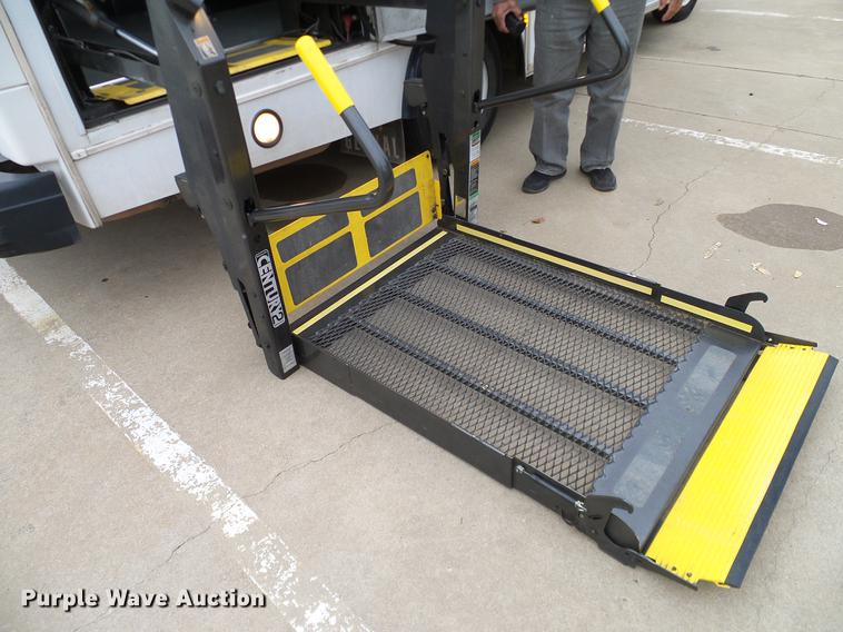 image for item DD1441 2009 Ford E350 Super Duty shuttle bus