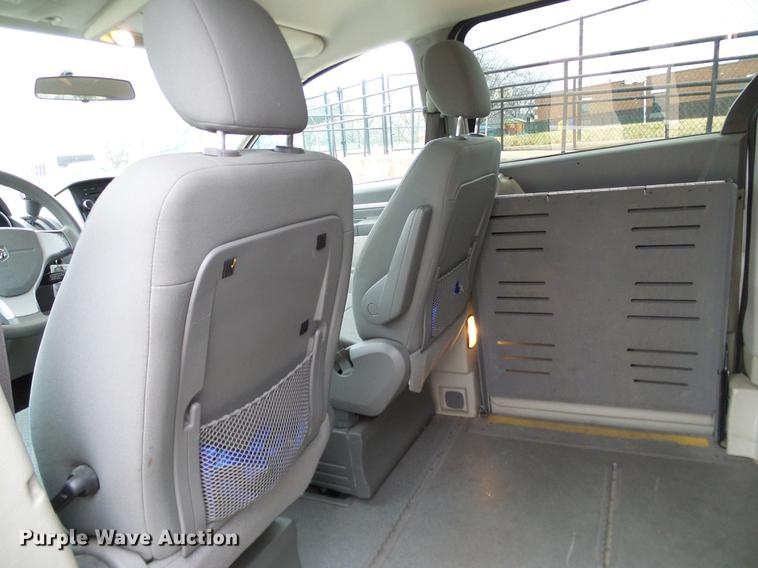 image for item DD1443 2010 Dodge Grand Caravan van