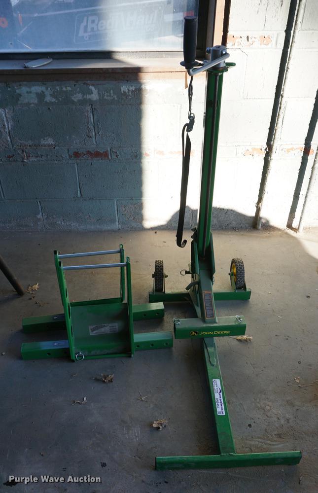 John Deere lawn mower jack in New Century, KS Item DN9452 sold