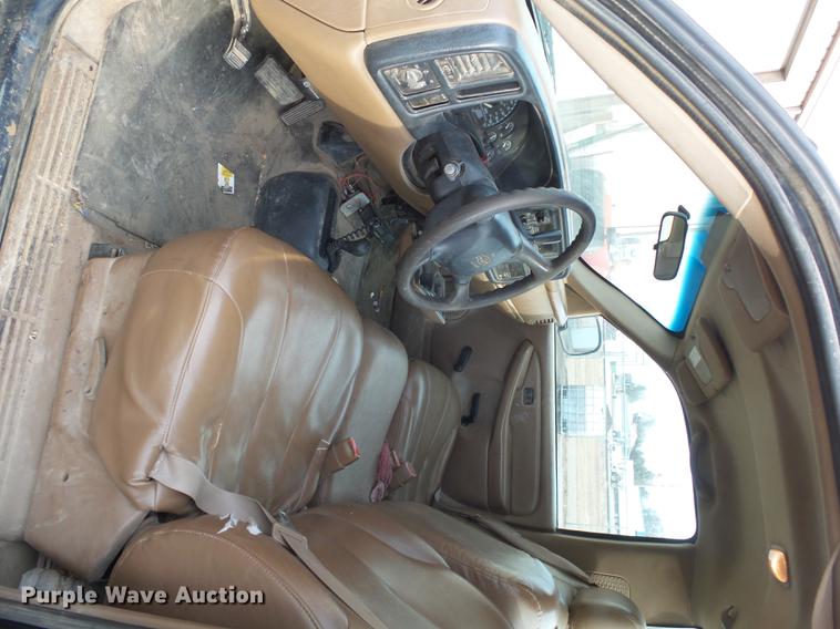 image for item DX9033 2000 Chevrolet Silverado 1500 pickup truck