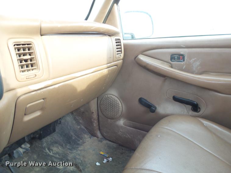 image for item DX9033 2000 Chevrolet Silverado 1500 pickup truck