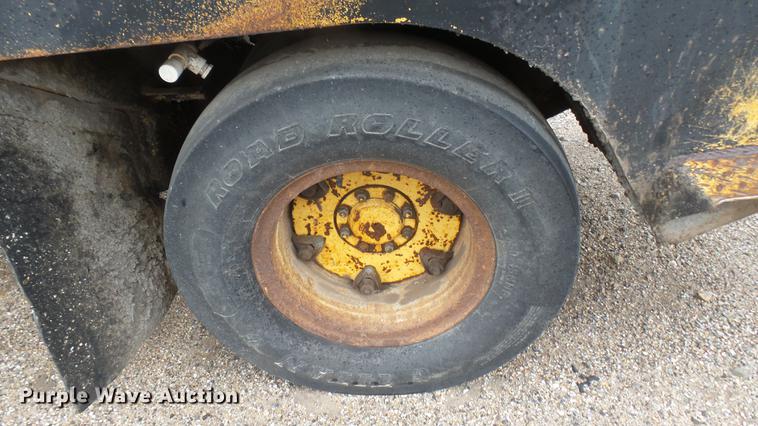 image for item ED9143 Hyster pneumatic roller