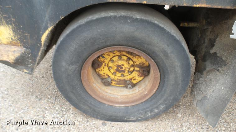 image for item ED9143 Hyster pneumatic roller