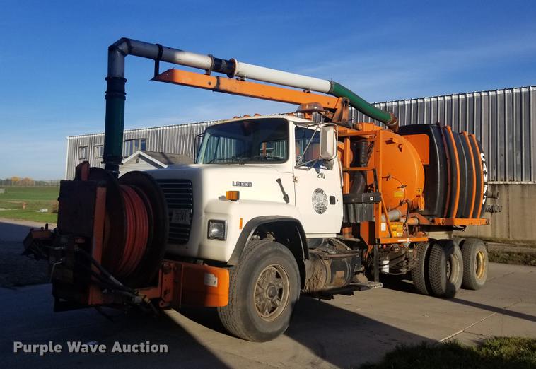 image for item EE9263 1996 Ford LNT8000 vacuum truck