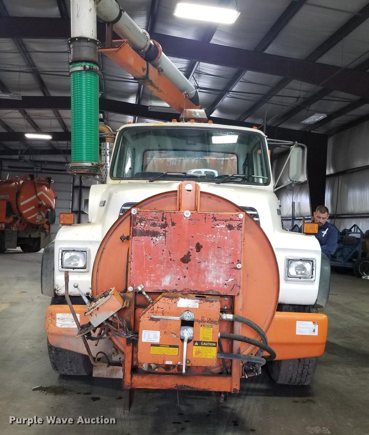 image for item EE9263 1996 Ford LNT8000 vacuum truck
