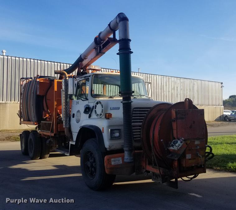 image for item EE9263 1996 Ford LNT8000 vacuum truck