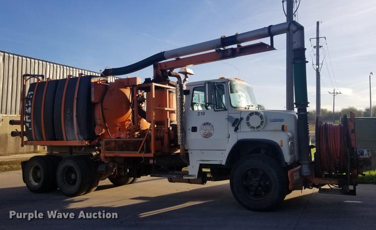 image for item EE9263 1996 Ford LNT8000 vacuum truck