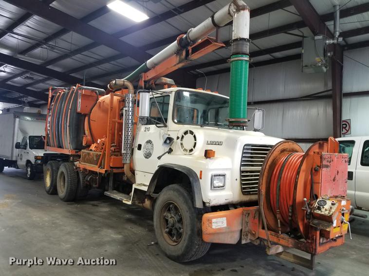 image for item EE9263 1996 Ford LNT8000 vacuum truck