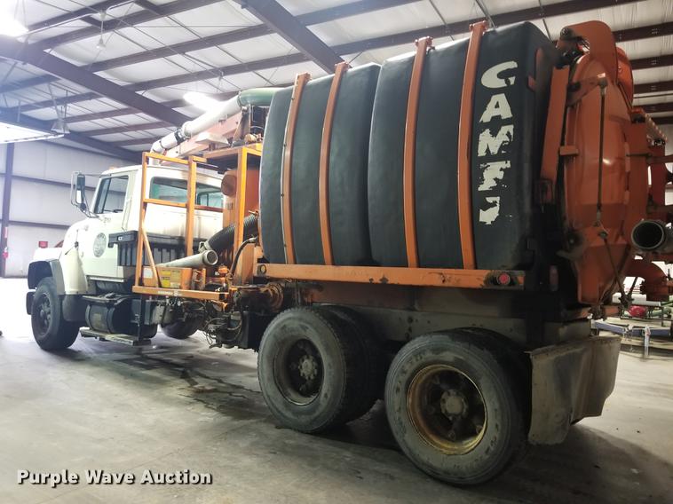 image for item EE9263 1996 Ford LNT8000 vacuum truck