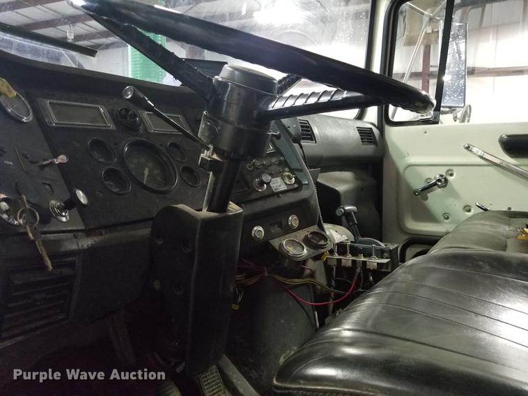 image for item EE9263 1996 Ford LNT8000 vacuum truck