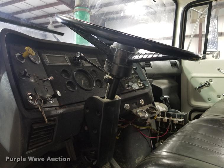 image for item EE9263 1996 Ford LNT8000 vacuum truck