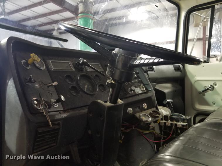 image for item EE9263 1996 Ford LNT8000 vacuum truck