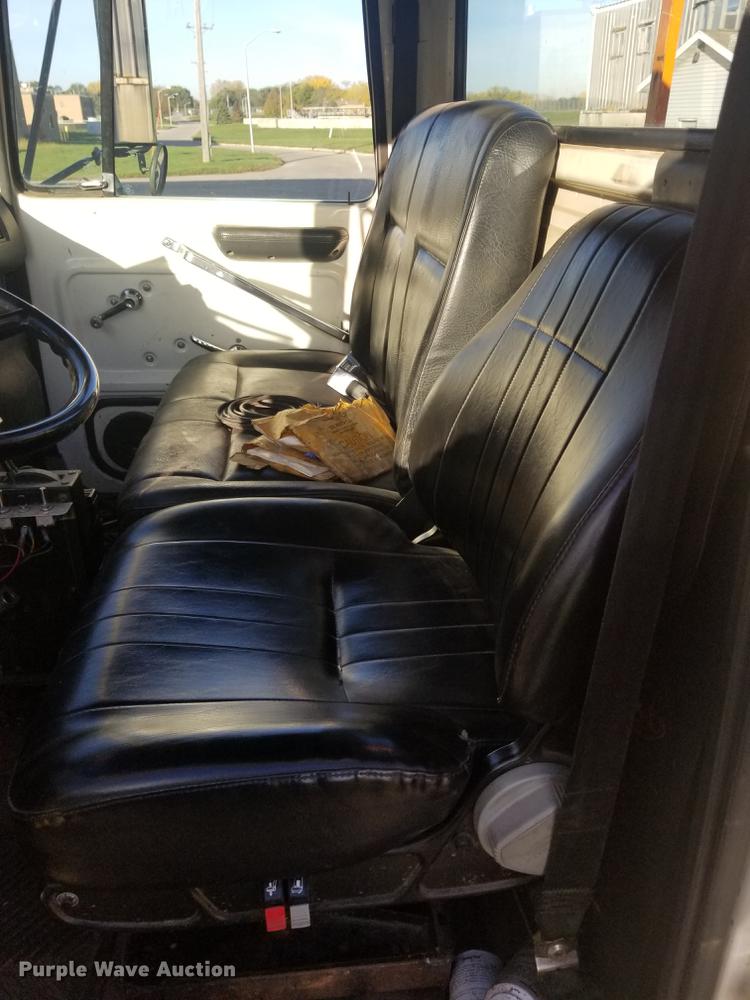 image for item EE9263 1996 Ford LNT8000 vacuum truck