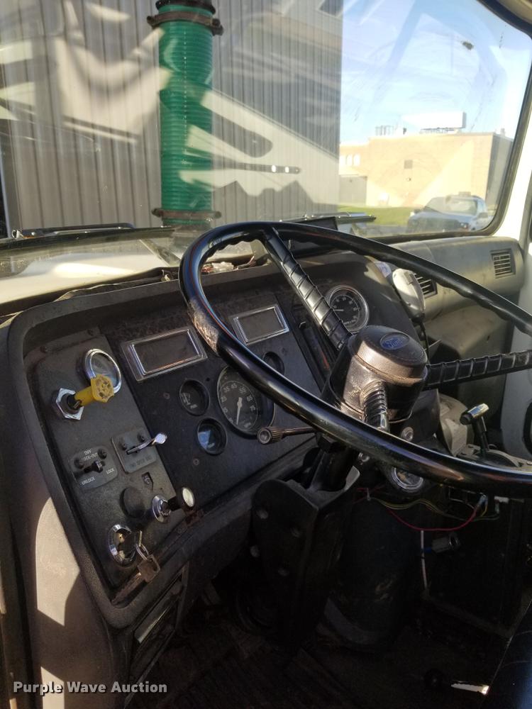 image for item EE9263 1996 Ford LNT8000 vacuum truck