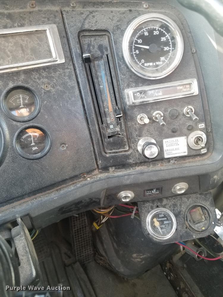 image for item EE9263 1996 Ford LNT8000 vacuum truck