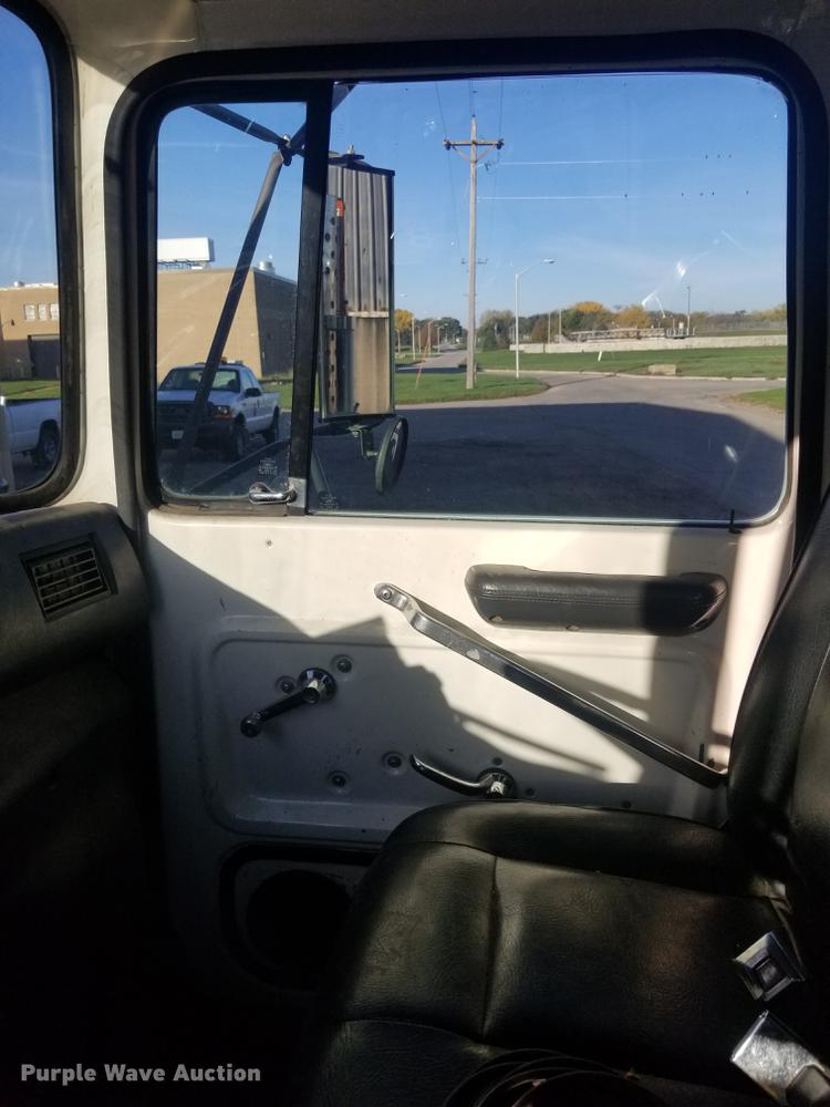 image for item EE9263 1996 Ford LNT8000 vacuum truck