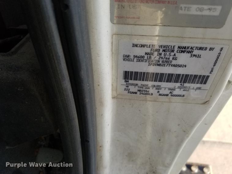 image for item EE9263 1996 Ford LNT8000 vacuum truck