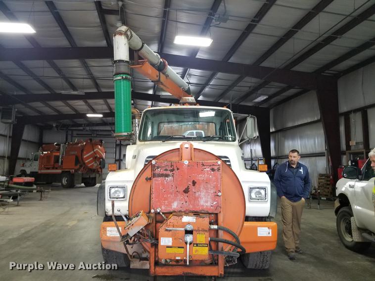 image for item EE9263 1996 Ford LNT8000 vacuum truck