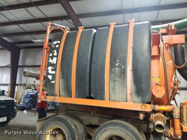 image for item EE9263 1996 Ford LNT8000 vacuum truck