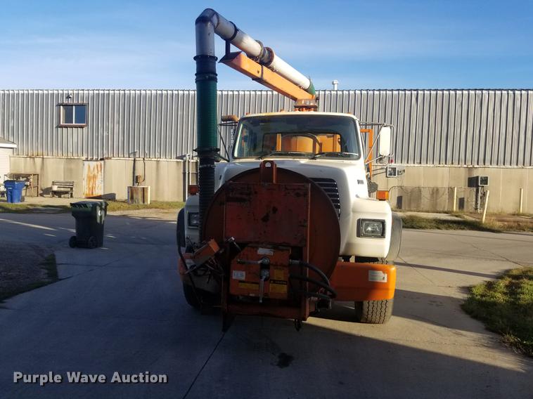 image for item EE9263 1996 Ford LNT8000 vacuum truck