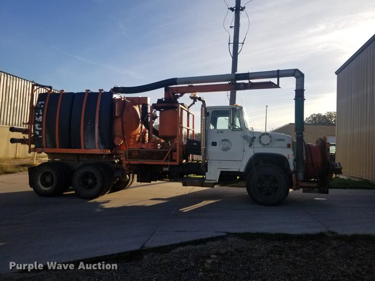 image for item EE9263 1996 Ford LNT8000 vacuum truck