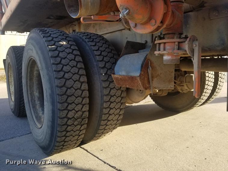 image for item EE9263 1996 Ford LNT8000 vacuum truck