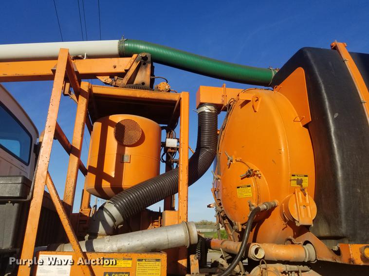 image for item EE9263 1996 Ford LNT8000 vacuum truck