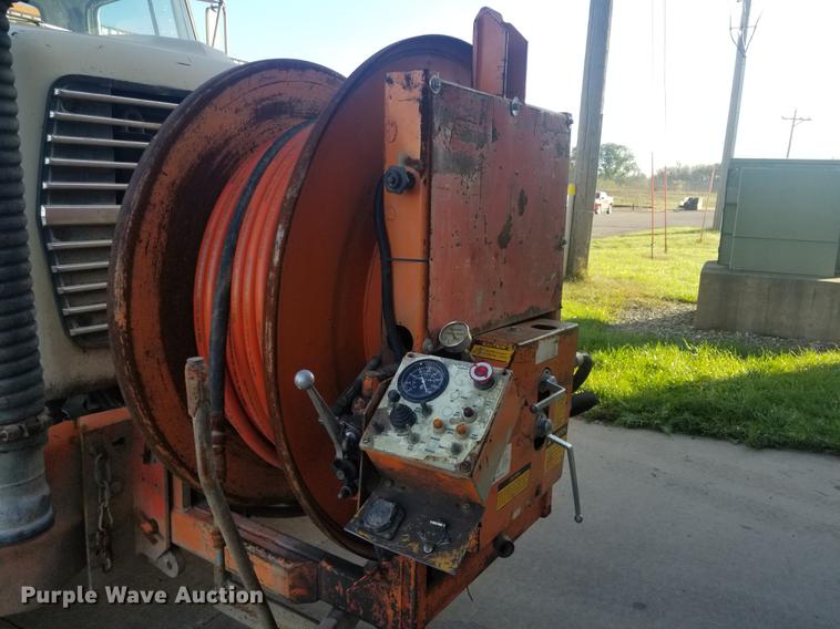 image for item EE9263 1996 Ford LNT8000 vacuum truck