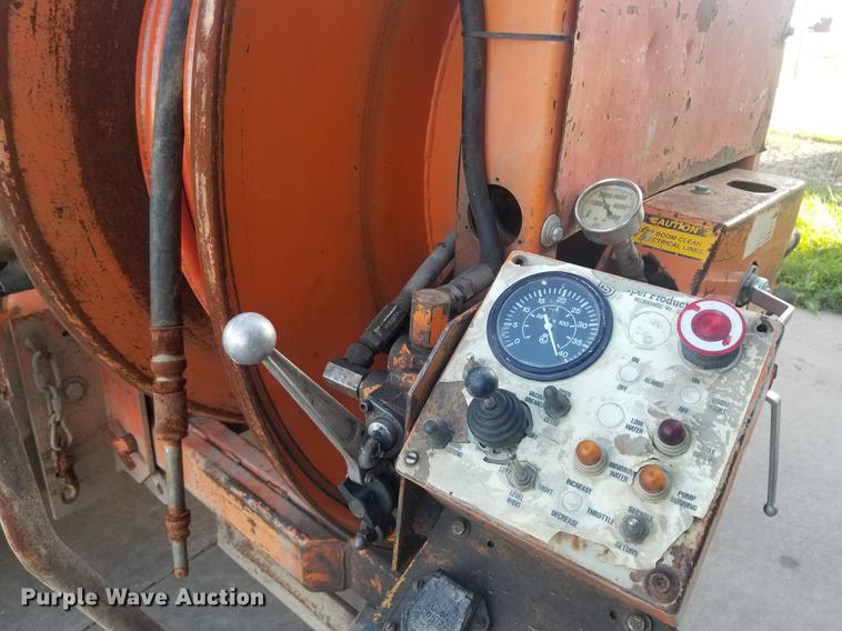 image for item EE9263 1996 Ford LNT8000 vacuum truck