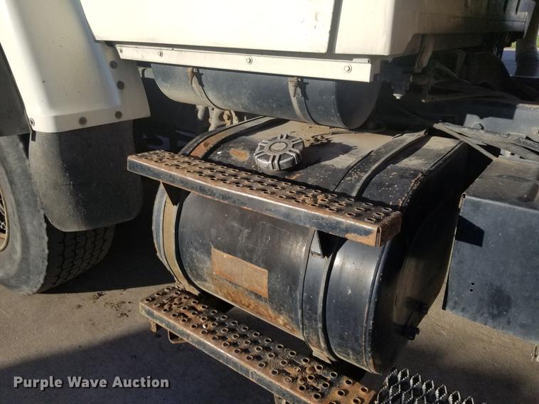 image for item EE9263 1996 Ford LNT8000 vacuum truck